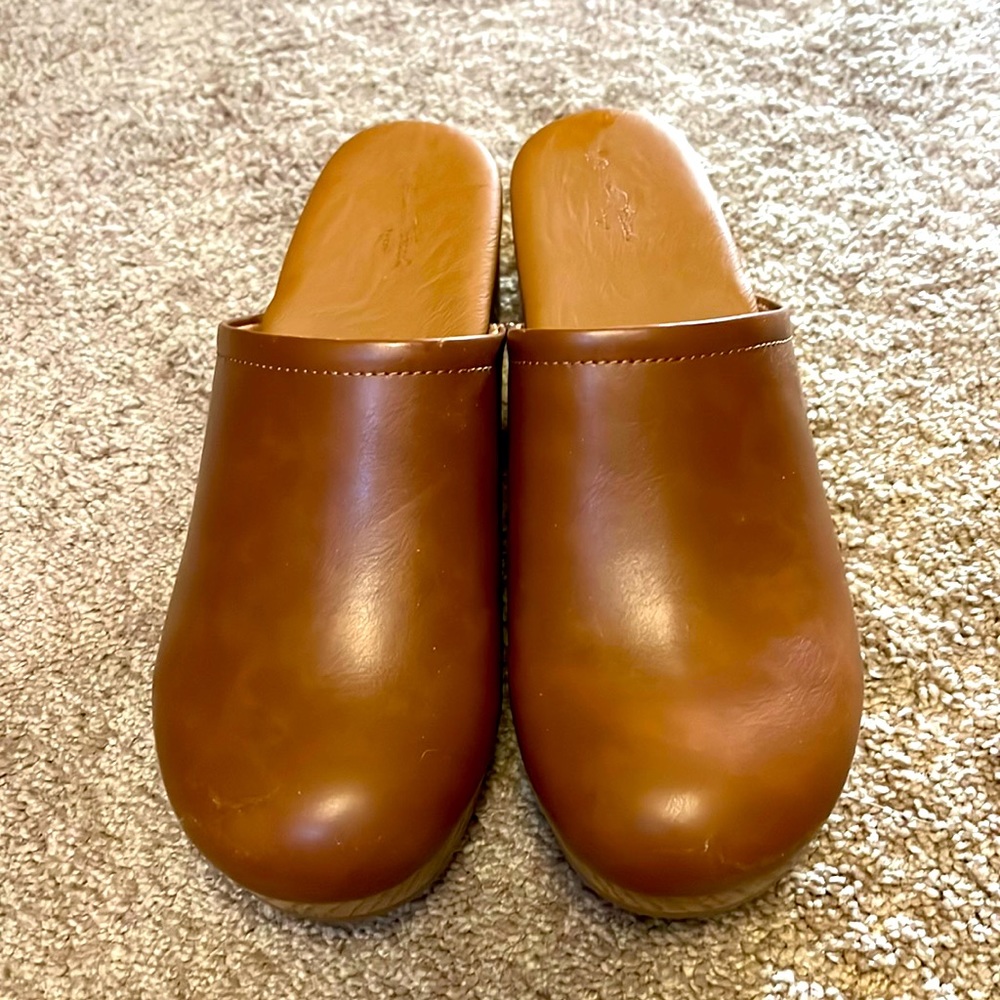 Universal Thread Clogs Sz 9.5 EUC